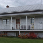 Maison en tôle bosselée